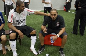 Adriano com o fisioterapeuta Caio Mello nos vestirios aps a partida entre Corinthians x Atltico-MG, realizada esta tarde no estdio do Pacaembu, vlida pela 36 rodada do Campeonato Brasileiro de 2011