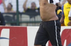 Adriano comemora seu gol durante a partida entre Corinthians x Atltico-MG, realizada esta tarde no estdio do Pacaembu, vlida pela 36 rodada do Campeonato Brasileiro de 2011