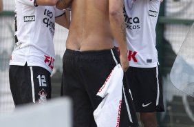 Adriano comemora seu gol durante a partida entre Corinthians x Atltico-MG, realizada esta tarde no estdio do Pacaembu, vlida pela 36 rodada do Campeonato Brasileiro de 2011