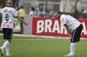 Adriano comemora seu gol durante a partida entre Corinthians x Atltico-MG, realizada esta tarde no estdio do Pacaembu, vlida pela 36 rodada do Campeonato Brasileiro de 2011