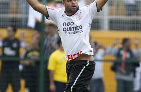 Adriano comemora seu gol durante a partida entre Corinthians x Atlético-MG, realizada esta tarde no estádio do Pacaembu, válida pela 36ª rodada do Campeonato Brasileiro de 2011