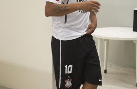 Adriano nos vestiários antes da partida entre Corinthians x Atlético-MG, realizada esta tarde no estádio do Pacaembu, válida pela 36ª rodada do Campeonato Brasileiro de 2011