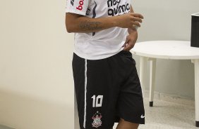 Adriano nos vestirios antes da partida entre Corinthians x Atltico-MG, realizada esta tarde no estdio do Pacaembu, vlida pela 36 rodada do Campeonato Brasileiro de 2011