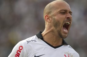 Alessandro comemora gol de Liedson durante a partida entre Corinthians x Atltico-MG, realizada esta tarde no estdio do Pacaembu, vlida pela 36 rodada do Campeonato Brasileiro de 2011