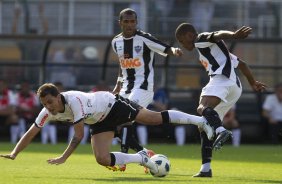 Carlos Cesar e Richarlyson derrubam Fabio Santos durante a partida entre Corinthians x Atltico-MG, realizada esta tarde no estdio do Pacaembu, vlida pela 36 rodada do Campeonato Brasileiro de 2011