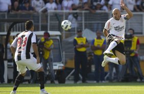 Daniel Carvalho e Alessandro durante a partida entre Corinthians x Atltico-MG, realizada esta tarde no estdio do Pacaembu, vlida pela 36 rodada do Campeonato Brasileiro de 2011