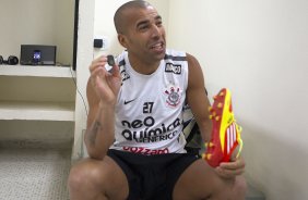 Emerson nos vestiários antes da partida entre Corinthians x Atlético-MG, realizada esta tarde no estádio do Pacaembu, válida pela 36ª rodada do Campeonato Brasileiro de 2011