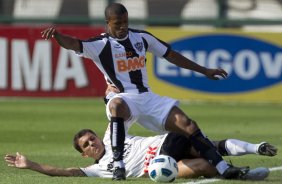 Fabio Santos e Carlos Cesar durante a partida entre Corinthians x Atltico-MG, realizada esta tarde no estdio do Pacaembu, vlida pela 36 rodada do Campeonato Brasileiro de 2011