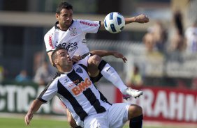 Leandro Castn e Daniel Carvalho durante a partida entre Corinthians x Atltico-MG, realizada esta tarde no estdio do Pacaembu, vlida pela 36 rodada do Campeonato Brasileiro de 2011