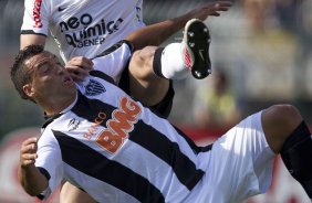 Leandro Castn e Daniel Carvalho durante a partida entre Corinthians x Atltico-MG, realizada esta tarde no estdio do Pacaembu, vlida pela 36 rodada do Campeonato Brasileiro de 2011