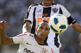 Liedson durante a partida entre Corinthians x Atltico-MG, realizada esta tarde no estdio do Pacaembu, vlida pela 36 rodada do Campeonato Brasileiro de 2011