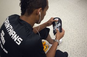 Liedson mostra a caneleira com o seu nome nos vestiários antes da partida entre Corinthians x Atlético-MG, realizada esta tarde no estádio do Pacaembu, válida pela 36ª rodada do Campeonato Brasileiro de 2011