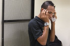 Liedson nos vestiários antes da partida entre Corinthians x Atlético-MG, realizada esta tarde no estádio do Pacaembu, válida pela 36ª rodada do Campeonato Brasileiro de 2011