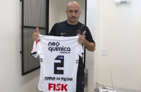 O capitao Alessandro mostra a camisa que o time ira usar hoje com a inscricao 'Maria da Penha' em homenagem a lei do mesno nome, nos vestiários antes da partida entre Corinthians x Atlético-MG, realizada esta tarde no estádio do Pacaembu, válida pela 36ª rodada do Campeonato Brasileiro de 2011