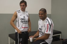 Paulo Andr e Adriano nos vestirios antes da partida entre Corinthians x Atltico-MG, realizada esta tarde no estdio do Pacaembu, vlida pela 36 rodada do Campeonato Brasileiro de 2011