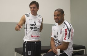 Paulo Andr e Adriano nos vestirios antes da partida entre Corinthians x Atltico-MG, realizada esta tarde no estdio do Pacaembu, vlida pela 36 rodada do Campeonato Brasileiro de 2011