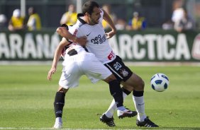 Pierre e Danilo durante a partida entre Corinthians x Atltico-MG, realizada esta tarde no estdio do Pacaembu, vlida pela 36 rodada do Campeonato Brasileiro de 2011