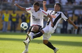 Ralf e Daniel Carvalho durante a partida entre Corinthians x Atltico-MG, realizada esta tarde no estdio do Pacaembu, vlida pela 36 rodada do Campeonato Brasileiro de 2011