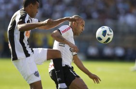 Serginho e Emerson durante a partida entre Corinthians x Atltico-MG, realizada esta tarde no estdio do Pacaembu, vlida pela 36 rodada do Campeonato Brasileiro de 2011