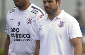 Adriano com o fisioterapeuta Bruno Mazziotti durante o treino desta manhã no CT Joaquim Grava, no Parque Ecológico do Tiete, o próximo jogo será contra o Figueirense/SC, domingo dia 26/11, no estádio Orlando Scarpelli, válida pela 37ª rodada do Brasileirão 2011