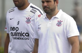 Adriano com o fisioterapeuta Bruno Mazziotti durante o treino desta manh no CT Joaquim Grava, no Parque Ecolgico do Tiete, o prximo jogo ser contra o Figueirense/SC, domingo dia 26/11, no estdio Orlando Scarpelli, vlida pela 37 rodada do Brasileiro 2011