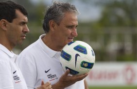 Fabio Carille, auxiliar técnico e Tite durante o treino desta manhã no CT Joaquim Grava, no Parque Ecológico do Tiete, o próximo jogo será contra o Figueirense/SC, domingo dia 26/11, no estádio Orlando Scarpelli, válida pela 37ª rodada do Brasileirão 2011