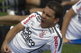 Fabio Santos durante o treino desta manh no CT Joaquim Grava, no Parque Ecolgico do Tiete, o prximo jogo ser contra o Figueirense/SC, domingo dia 26/11, no estdio Orlando Scarpelli, vlida pela 37 rodada do Brasileiro 2011