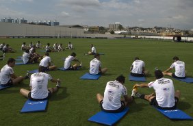 Jogadores fazendo alongamento durante o treino desta manhã no CT Joaquim Grava, no Parque Ecológico do Tiete, o próximo jogo será contra o Figueirense/SC, domingo dia 26/11, no estádio Orlando Scarpelli, válida pela 37ª rodada do Brasileirão 2011
