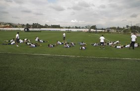Jogadores fazendo alontamento durante o treino desta manhã no CT Joaquim Grava, no Parque Ecológico do Tiete, o próximo jogo será contra o Figueirense/SC, domingo dia 26/11, no estádio Orlando Scarpelli, válida pela 37ª rodada do Brasileirão 2011