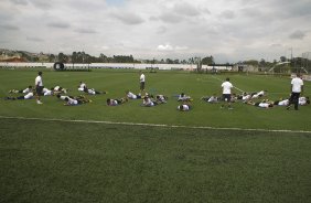 Jogadores fazendo alontamento durante o treino desta manh no CT Joaquim Grava, no Parque Ecolgico do Tiete, o prximo jogo ser contra o Figueirense/SC, domingo dia 26/11, no estdio Orlando Scarpelli, vlida pela 37 rodada do Brasileiro 2011