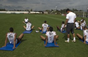 Jogadores fazendo alontamento durante o treino desta manhã no CT Joaquim Grava, no Parque Ecológico do Tiete, o próximo jogo será contra o Figueirense/SC, domingo dia 26/11, no estádio Orlando Scarpelli, válida pela 37ª rodada do Brasileirão 2011