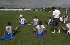 Jogadores fazendo alontamento durante o treino desta manh no CT Joaquim Grava, no Parque Ecolgico do Tiete, o prximo jogo ser contra o Figueirense/SC, domingo dia 26/11, no estdio Orlando Scarpelli, vlida pela 37 rodada do Brasileiro 2011