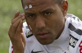 Luis Ramirez passando protetor solar durante o treino desta manhã no CT Joaquim Grava, no Parque Ecológico do Tiete, o próximo jogo será contra o Figueirense/SC, domingo dia 26/11, no estádio Orlando Scarpelli, válida pela 37ª rodada do Brasileirão 2011