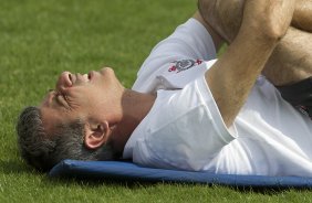 O preparador fsico Fabio Mahserdejian durante o treino desta manh no CT Joaquim Grava, no Parque Ecolgico do Tiete, o prximo jogo ser contra o Figueirense/SC, domingo dia 26/11, no estdio Orlando Scarpelli, vlida pela 37 rodada do Brasileiro 2011