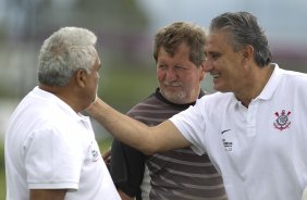 Tite cumprimenta o enfermeiro Ceará e Alemao(c) que cuida do gramado, durante o treino desta manhã no CT Joaquim Grava, no Parque Ecológico do Tiete, o próximo jogo será contra o Figueirense/SC, domingo dia 26/11, no estádio Orlando Scarpelli, válida pela 37ª rodada do Brasileirão 2011
