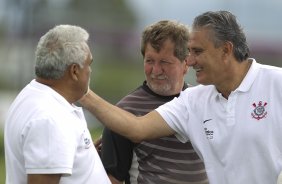 Tite cumprimenta o enfermeiro Cear e Alemao(c) que cuida do gramado, durante o treino desta manh no CT Joaquim Grava, no Parque Ecolgico do Tiete, o prximo jogo ser contra o Figueirense/SC, domingo dia 26/11, no estdio Orlando Scarpelli, vlida pela 37 rodada do Brasileiro 2011