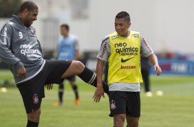 Adriano brinca com Ralf durante o treino desta manh no CT Joaquim Grava, no Parque Ecolgico do Tiete, o prximo jogo ser contra o Figueirense/SC, domingo dia 26/11, no estdio Orlando Scarpelli, vlida pela 37 rodada do Brasileiro 2011