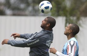 Adriano e Luis Ramirez durante o treino desta manh no CT Joaquim Grava, no Parque Ecolgico do Tiete, o prximo jogo ser contra o Figueirense/SC, domingo dia 26/11, no estdio Orlando Scarpelli, vlida pela 37 rodada do Brasileiro 2011