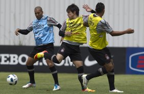 Emerson, Willian e Ralf durante o treino desta manh no CT Joaquim Grava, no Parque Ecolgico do Tiete, o prximo jogo ser contra o Figueirense/SC, domingo dia 26/11, no estdio Orlando Scarpelli, vlida pela 37 rodada do Brasileiro 2011