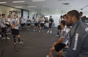 O preparador fsico Fabio Mahaseredjian reune os jogadores durante o treino desta manh no CT Joaquim Grava, no Parque Ecolgico do Tiete, o prximo jogo ser contra o Figueirense/SC, domingo dia 26/11, no estdio Orlando Scarpelli, vlida pela 37 rodada do Brasileiro 2011