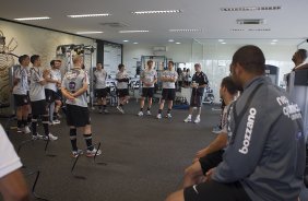 O preparador fsico Fabio Mahaseredjian reune os jogadores durante o treino desta manh no CT Joaquim Grava, no Parque Ecolgico do Tiete, o prximo jogo ser contra o Figueirense/SC, domingo dia 26/11, no estdio Orlando Scarpelli, vlida pela 37 rodada do Brasileiro 2011