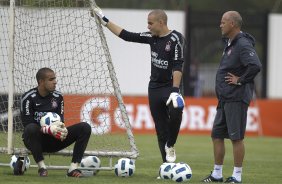 Os goleiros Danilo Fernandes e Julio Cesar com o preparador de goleiros Mauri Lima durante o treino desta manh no CT Joaquim Grava, no Parque Ecolgico do Tiete, o prximo jogo ser contra o Figueirense/SC, domingo dia 26/11, no estdio Orlando Scarpelli, vlida pela 37 rodada do Brasileiro 2011