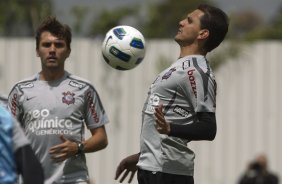 Paulo Andr e Fabio Santos durante o treino desta manh no CT Joaquim Grava, no Parque Ecolgico do Tiete, o prximo jogo ser contra o Figueirense/SC, domingo dia 26/11, no estdio Orlando Scarpelli, vlida pela 37 rodada do Brasileiro 2011