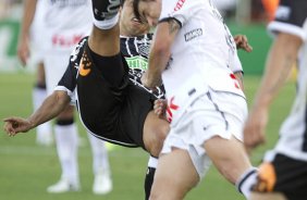 Coutinho e Willian durante a partida entre FIGUEIRENSE/SC x CORINTHIANS/SP, realizada esta tarde no estádio Orlando Scarpelli, válida pela 37ª rodada do Campeonato Brasileiro de 2011. Florianópolis/Brasil
