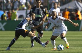 Edson Silva e Emerson durante a partida entre FIGUEIRENSE/SC x CORINTHIANS/SP, realizada esta tarde no estádio Orlando Scarpelli, válida pela 37ª rodada do Campeonato Brasileiro de 2011. Florianópolis/Brasil