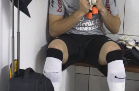 Julio Cesar orando nos vestirios antes da partida entre FIGUEIRENSE/SC x CORINTHIANS/SP, realizada esta tarde no estdio Orlando Scarpelli, vlida pela 37 rodada do Campeonato Brasileiro de 2011. Florianpolis/Brasil
