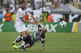 Leandro Castán e Julio Cesar durante a partida entre FIGUEIRENSE/SC x CORINTHIANS/SP, realizada esta tarde no estádio Orlando Scarpelli, válida pela 37ª rodada do Campeonato Brasileiro de 2011. Florianópolis/Brasil
