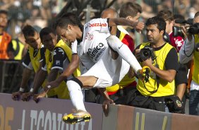 Liedson comemora seu gol durante a partida entre FIGUEIRENSE/SC x CORINTHIANS/SP, realizada esta tarde no estádio Orlando Scarpelli, válida pela 37ª rodada do Campeonato Brasileiro de 2011. Florianópolis/Brasil