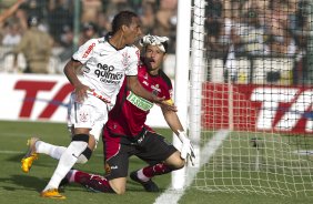 Liedson comemora seu gol durante a partida entre FIGUEIRENSE/SC x CORINTHIANS/SP, realizada esta tarde no estádio Orlando Scarpelli, válida pela 37ª rodada do Campeonato Brasileiro de 2011. Florianópolis/Brasil