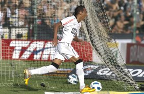 Liedson comemora seu gol durante a partida entre FIGUEIRENSE/SC x CORINTHIANS/SP, realizada esta tarde no estdio Orlando Scarpelli, vlida pela 37 rodada do Campeonato Brasileiro de 2011. Florianpolis/Brasil